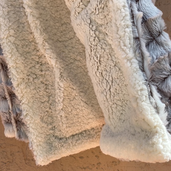 Royal Luxe Luxury Micro Mink Sherpa Throw - Beautiful! - Picture 10 of 11